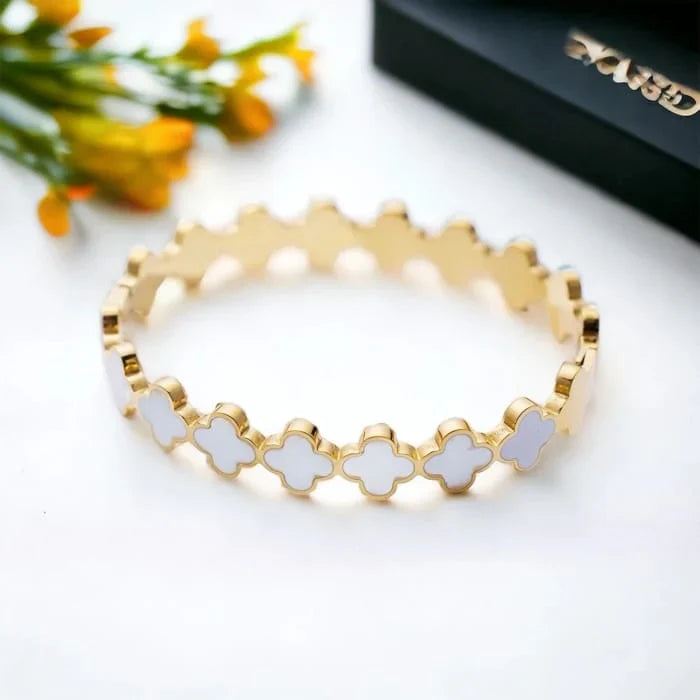 Premium White Clovers Bracelet.