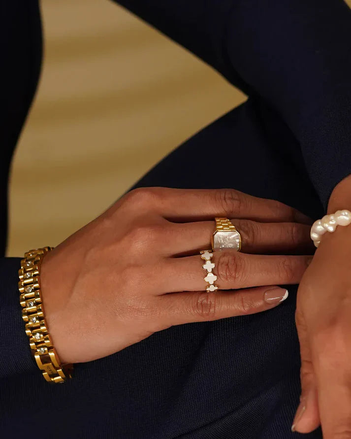 B&W Clovers Elegant Ring.